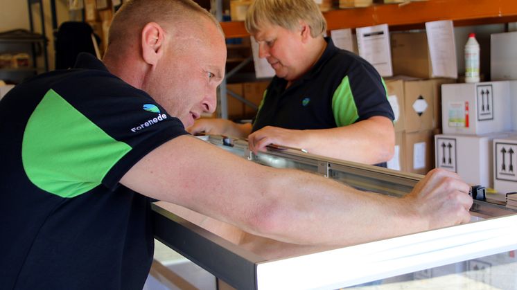 De to fiskeeksperter er her igang med at gøre et akvarie klar.