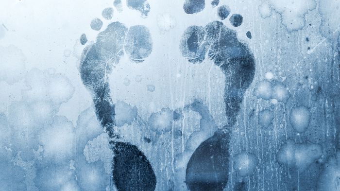 Der Kontakt mit eiskalten Flächen kann bei Raynaud-Syndrom zu Gefäßkrämpfen führen. Bild: evannovostro | stock.adobe.com