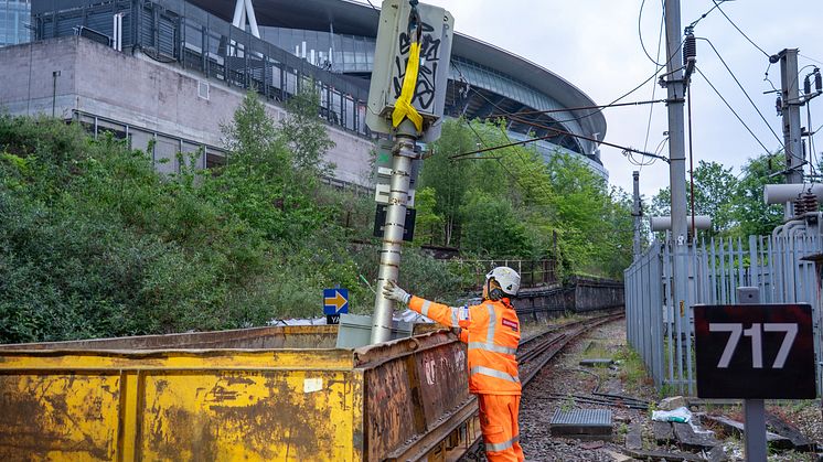 Removing signal at Drayton Park 3.jpg
