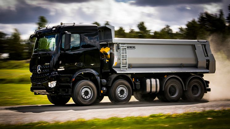 Mercedes-Benz ökning under 2017 i segmentet tunga lastbilar över 16 ton var större i antalet enheter än för de svenska märkena. Försäljningsuppgången var 20%, jämfört med marknadens uppgång på 5%.