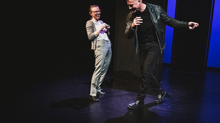 Foto frå framsyninga: l.i.f.e.g.o.e.s.o.n