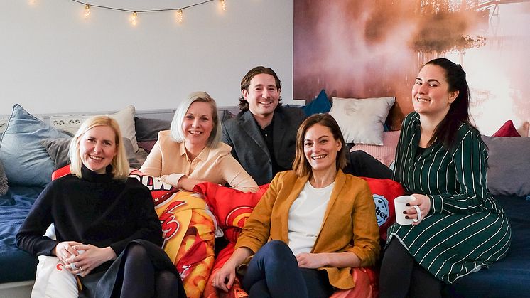Viktoria Thormark, marknadschef OLW, Marlene Lundli, kommunikationsansvarig och  Alexander Rosenberg, samarbetsansvarig Maskrosbarn, Susanne Wibreus, marknadschef Göteborgs Kex,  Denise Madsen, stödverksamhetschef Maskrosbarn.  (Foto: Ellen Sten)