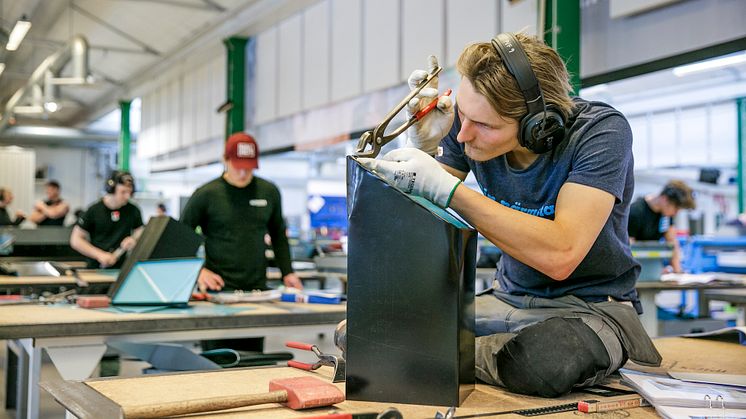 Plåtslagarelever i arbete på PVF Teknikcentrum.