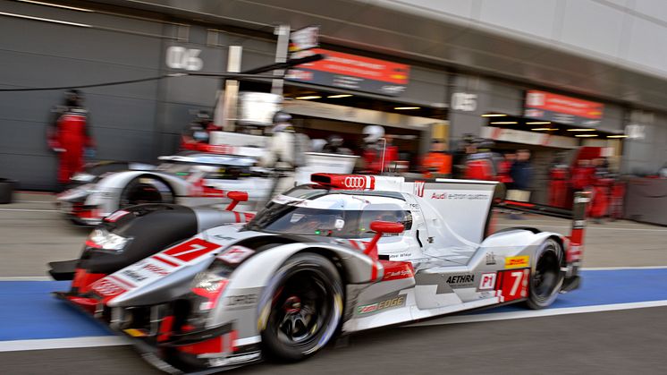 Audi R18 e-tron quattro #7 (Audi Sport Team Joest), Marcel Fässler, André Lotterer, Benoît Tréluyer - pit stop