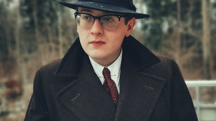 Hur kan man som kille leva 100% retro och bara är 24 år? Här återger GLINDER historian om Samuel som lever som man gjorde på 1940 talet!