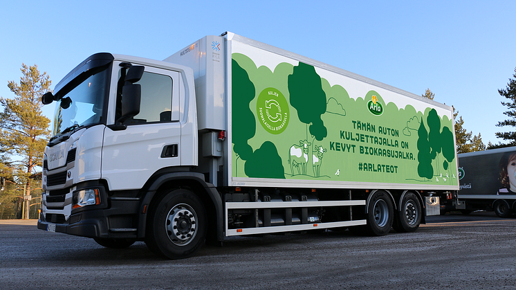 Arlan biokaasuauto meijerin pihalla Sipoossa 