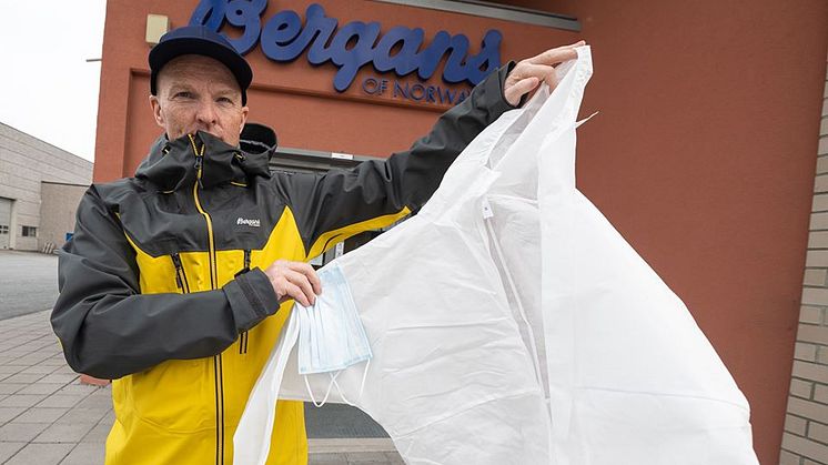 Spurte på Facebook: Bergans la ut dette bildet på Facebook og etterlyste tips om hvem som kunne trengte smittevernutstyret de fikk tilsendt fra Kina.