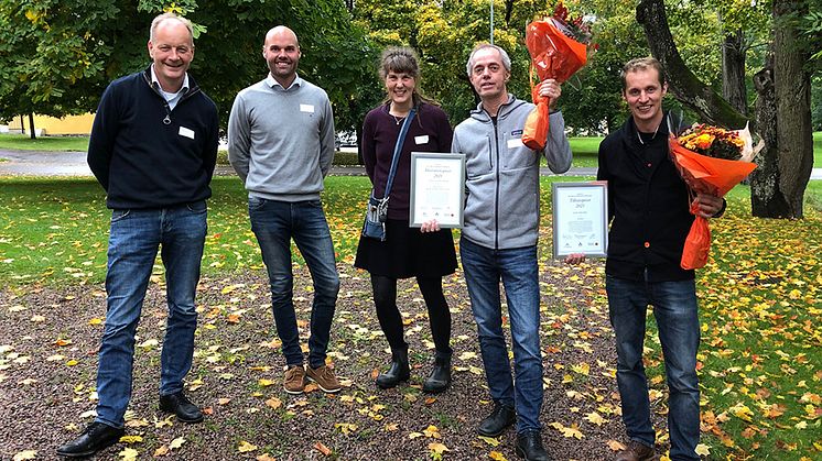 Mats Söderström (SLU) med kollegor i projektet ”Target Y” tog emot SLU Skara och Sparbanken Skaraborgs innovationspris 2021. Tillväxtpriset togs emot av Erik Öhlund och projektet ”Goati". Foto: Anna-Karin Johnson
