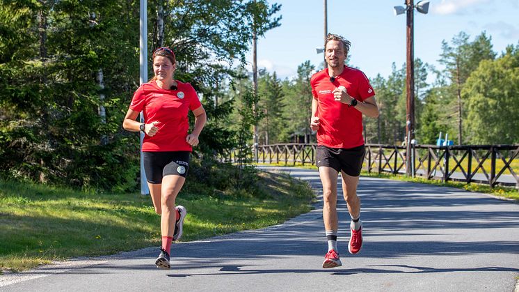 Johan Olsson och Annie Thorén coachar fyra kändisar. 