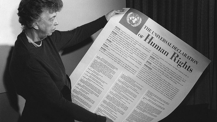 Eleonor Roosvelt med FN:s Deklaration om mänskliga rättigheter november 1949.*