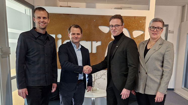 Sanny Mattelin, vd på AB Eidar Trollhättans bostadsbolag och Michael Sundhäll, vd på ByggDialog AB skakar hand efter att ha undertecknat avtalet. Med på bild: Eleonor Olofsson, projektchef på Eidar och Christoffer Sundin, områdeschef på ByggDialog AB