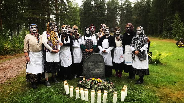 De 13 italienska Azdororna på besök vid konstnärens mormors grav i Tornedalen. Foto: Markus Öhrn