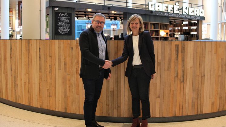 Fredrik Arvidsson, teknisk chef på Väla, och Karin Jarl Månsson, chef för Siemens Smart Infrastructure i Norden, är överens om att bygga ett virtuellt kraftverk av Välas energiresurser. Det virtuella kraftverket blir det första i sit slag i Sverige.