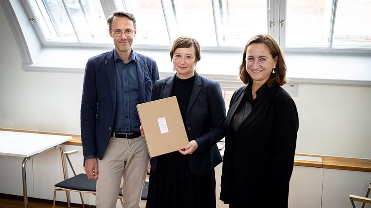 "Sveriges museum om Förintelsen, till lycka och välgång" vid en symbolisk överlämning av insamlingsprojektet. Johan Landgren, Katherine Hauptman och Petra Mårselius. Foto: Jens Mohr, Statens historiska museer 
