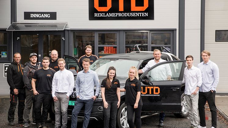 Kontinuerlig vekst for UTD Reklameprodusenten, som nylig kapret den attraktive kontrakten for produksjon av bussreklame i Buskerud. Foto: Erik Skjøldt 