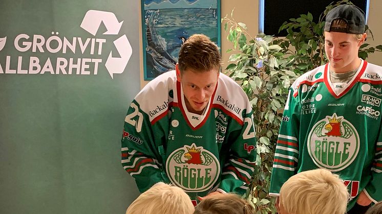 Röglespelarna Hampus Gustafsson och Nils Höglander besöker en förskola i Ängelholm.