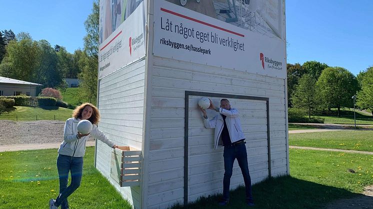 Med på bild från vänster:  Lena Fakt, projektchef och Thomas Pettersson, säljare, Riksbyggen.