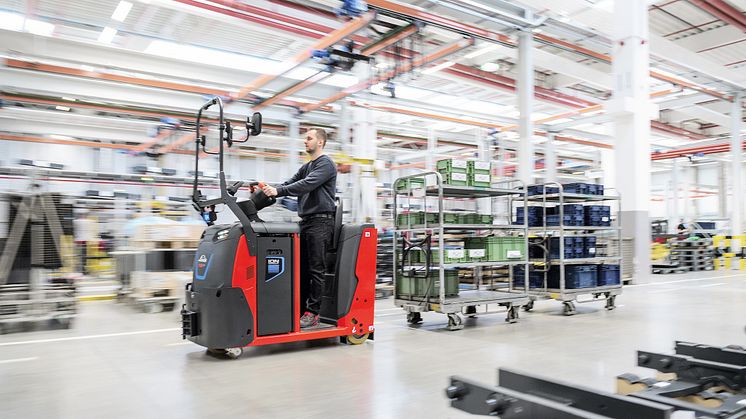 Linde Material Handling lanserar nya dragtruckar som effektiviserar materialförsörjningen