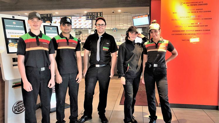 Daglig leder Mads Billkvam hos Burger King Sørlandsparken liker å jobbe ute i restaurantene sammen med ungdommene i sommerjobb. 