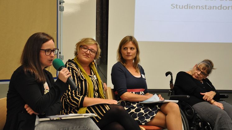 Experten-Gespräch in großer Runde zum Abschluss der Fachtagung (von links): Julia Grunewald-Discher (Schwalm-Eder-Kreis), Linda Kagerbauer (Stadt Frankfurt), Lena Rau (Stadt Marburg) und Naxina Wienstroer (Landesbehindertenbeirat).