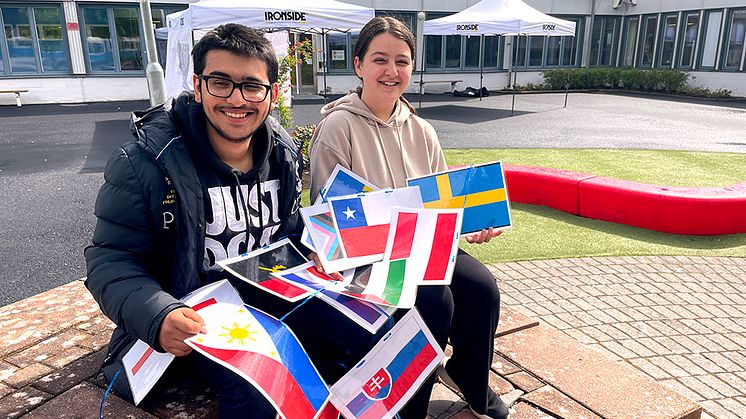 Ali Hassan och Nada Mujovic med några av alla flaggor som representerar nationaliteterna på Bergsjöskolan. Nu hoppas det på fint väder och en kul kulturfest.