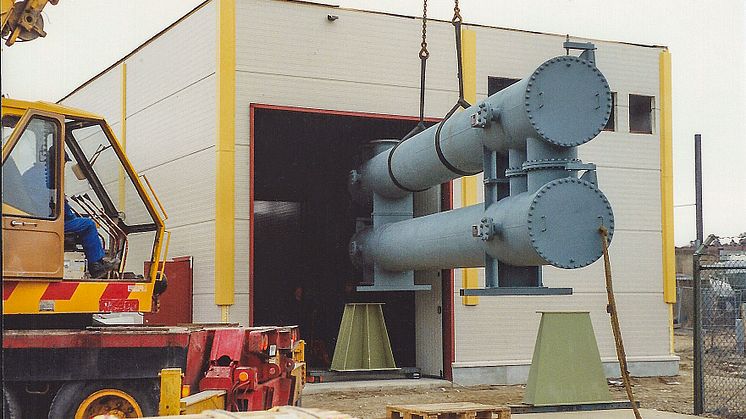 Sveriges första fjärrkylaanläggning togs i drift i Västerås 1992. Här lyfts tubvärmeväxlare in i kylproduktionsanläggningen.
