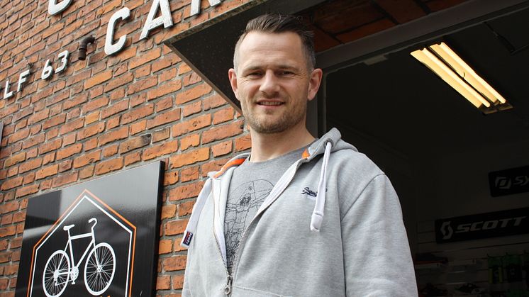 Simon Lassen uden for butikken
