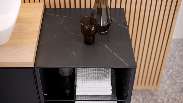 Geberit ONE -kalusteet marmorikuvioidulla tasolla