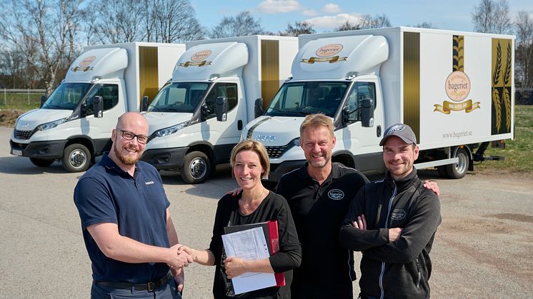 Christian Friis (till vänster) från IVECO Helsingborg har levererat många IVECO Daily till Bageriet Sjöstrands ägare Camilla och Björn Sjöstrand och chauffören Dennis Hansson (till höger) gillar att köra Daily med automatlåda.
