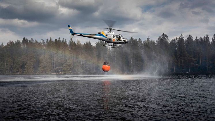 MSB:s helikoptrar stöttar räddningstjänsten vid skogsbrand i Arboga