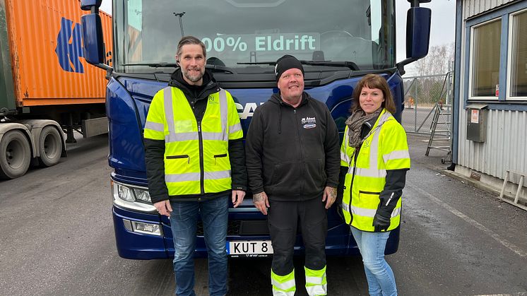 Satsningen på el-lastbilen för de korta sträckorna från Norrköpings Hamn till Stadium och Rustas stora lager i närheten har fallit väl ut. Från vänster Alltransports Anders Wiman, Tommy Örnerstedt och Sarah Klint.