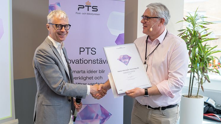 Peter Idestam-Almquist, grundare av xTactor, tar emot vinstdiplomet för PTS Innovationstävling 2023.