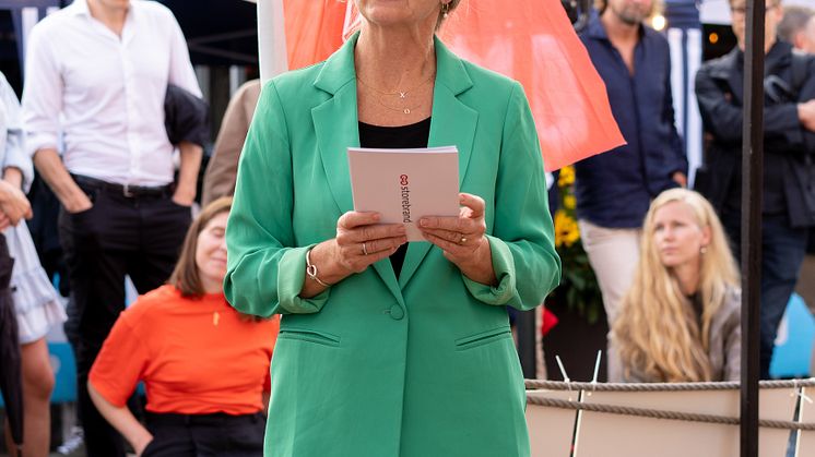 Unn Hofstad leder Storebrand Eiendoms bærekraftarbeid. Her står hun på scenen under Arendalsuka 2022. 