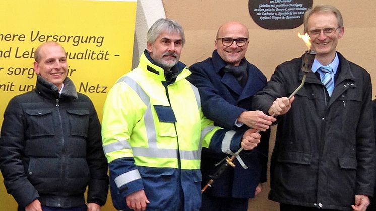 Erste Flamme: Im Zuge des Breitbandausbaus und der Sanierung der Ortsdurchfahrtsstraße ist in Schwarzhofen im oberpfälzer Landkreis Schwandorf eine neue Erdgasleitung in Betrieb genommen worden.
