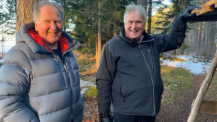 Nils Dafgård och Stig Friberg från Kullsbjörkens byalag visar upp slogboden vid Pojkviken
