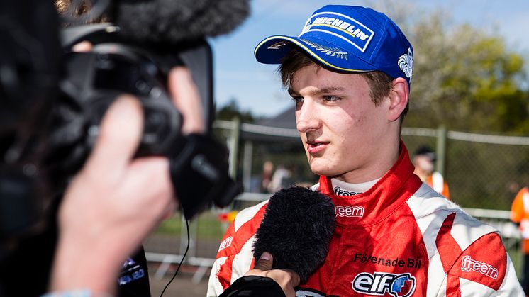 Dubbla segrar för Söderström i Formel Renault-premiären