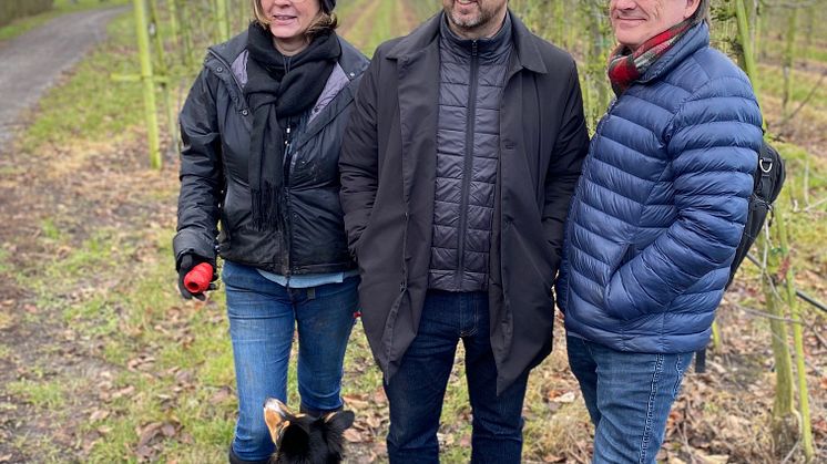 Marie Koenen, projektledare med hunden Mai, Jan Flemming Jensen, Kiviks Musteri, och Kimmo Rumponen, SLU.