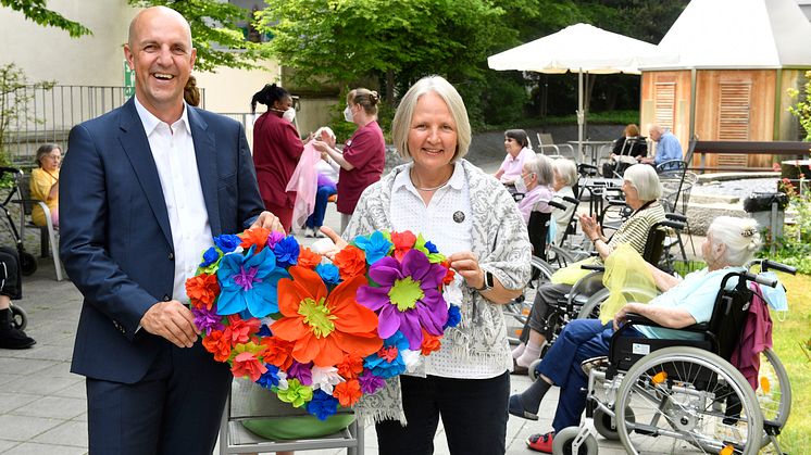 Stefan Hattenkofer (SSKM) zu Besuch bei Eva-Maria Matzke, Vorständin des Diakoniewerks München-Maxvorstadt.
