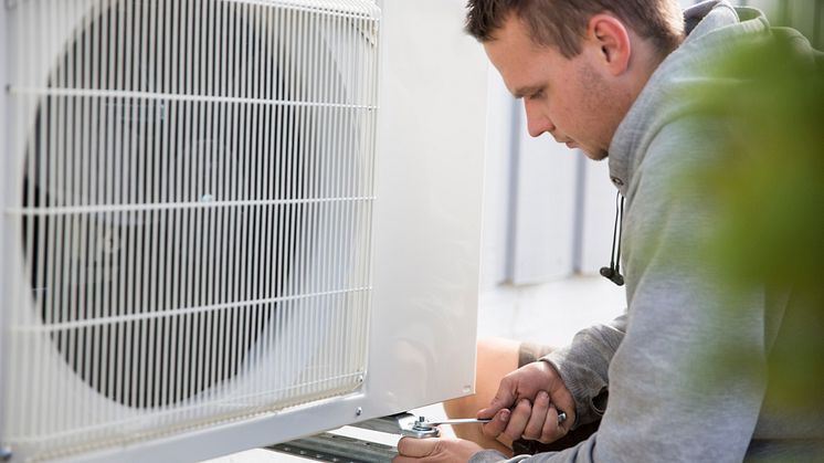 installasjon av utedel på varmepumpe