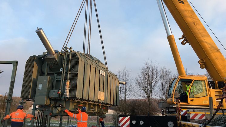 Der rund neun Meter lange, drei Meter breite und vier Meter hohe Trafo wiegt etwa 68 Tonnen und wurde per Schwerlasttransport angeliefert. ( LVN / Tobias Bleis)