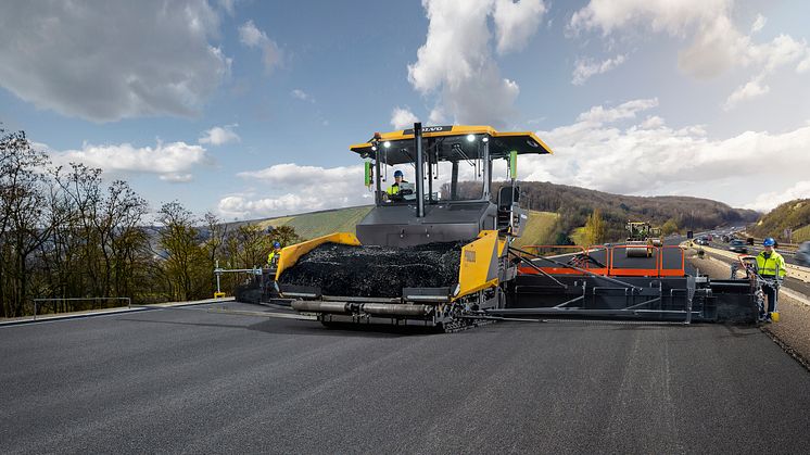 Volvos nya elektriska skridar värmer upp storskalig asfaltläggning