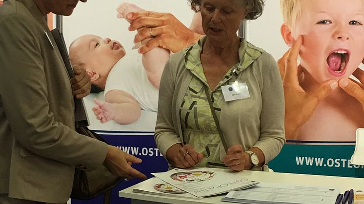 Osteopathen/innen beraten und informieren vom 8. bis 10. Juni auf dem Hauptstadtkongress in Berlin am Stand Nr. 15 im CityCube.