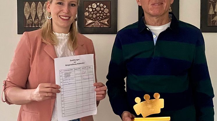 Auf der Liste der Bürgerstiftung Salzkotten: Für Westfalen Weser hat sich Leonie Riekschnietz vom Kommunalmanagment eingetragen. Stiftungsgeschäftsführer Bernhard Temborius freut sich über das neue Mitglied.