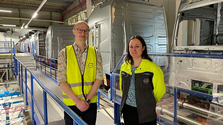 Niklas Fries och Malin Andersson i Volvo Lastvagnars fabrik i Umeå. I bakgrunden syns hytterna som är på väg till målning. Det är denna process som undersökts i det gemensamma forskningsprojektet. Foto: Sara-Lena Brännström