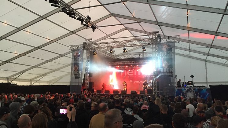Ett smockfullt tält under Nemis på Sweden Rock Festival 2016
