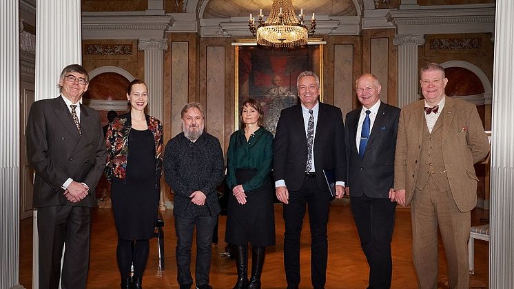 Fr. v. Göran Sjödell, provinsialmästare i Göta Provinsialloge, stipendiaterna Ida Rosén Hamrå, Thomas Antfolk, Ylva Thorén och Dieter Schöning, samt Lars Svärd och Pelle Björklund, sekreterare resp. ordförande i Jubelfonden.* Foto: John Fahlnaes