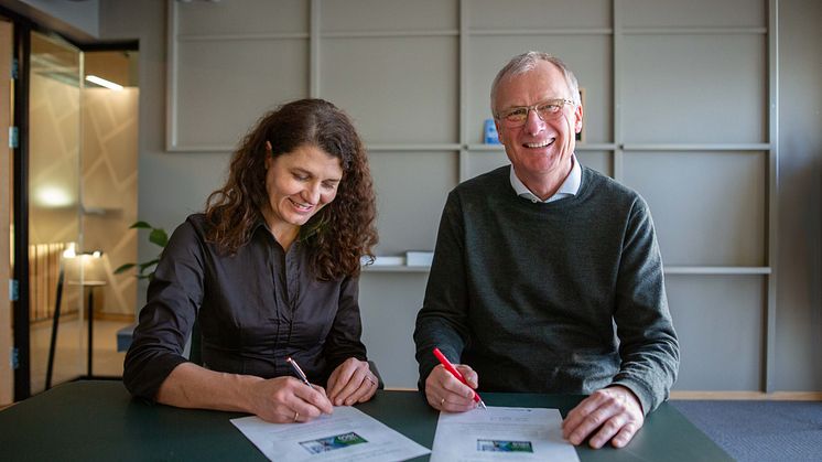 Katharina Th. Bramslev, daglig leder i Grønn Byggallianse og Kjell Kalland, administrerende direktør i Hav Eiendom signerer strakstiltakene. Foto: Hav Eiendom 