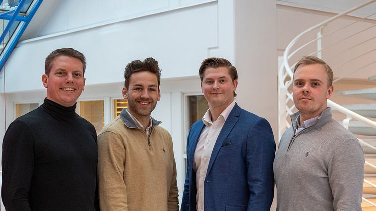 NY AVTALE: Fra venstre, Daniel Klemetsen i Axaz, Niklas Nesset hos Canon Norge, Stian Svensson Hexeberg i Zen Finans og kundeansvarlig Henrik Bøe hos Canon Norge, er fornøyde med en ny avtale som varer over tre år. Foto: Canon.