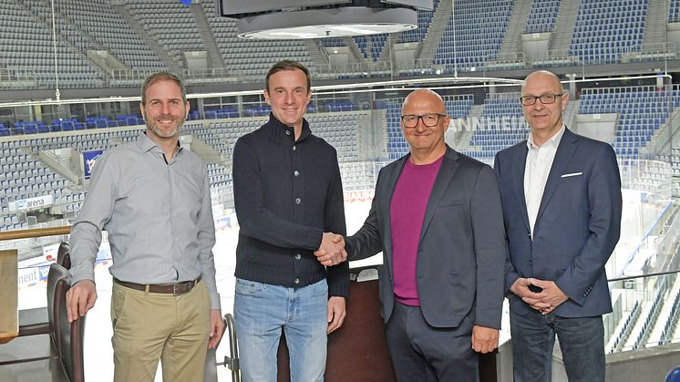 V.l.n.r.: Markus Wincher (Leiter Facility Management SAP Arena), Daniel Hopp (Geschäftsführer SAP Arena), Roman Großmann (geschäftsführender Gesellschafter LIEBLANG Gruppe), Frank Gilpert (Geschäftsführer LIEBLANG Gruppe) Foto: Alfred Gerold