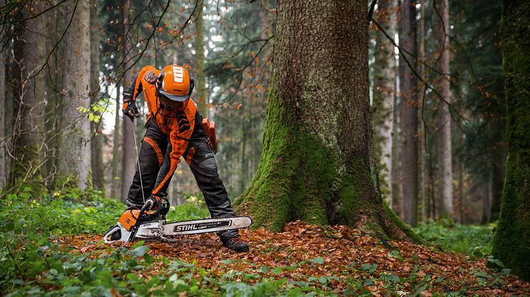STIHL MS 500i går fra 0 - 100 på 0,25 sekunder – den første motorsav i verden med direkte indsprøjtning. 